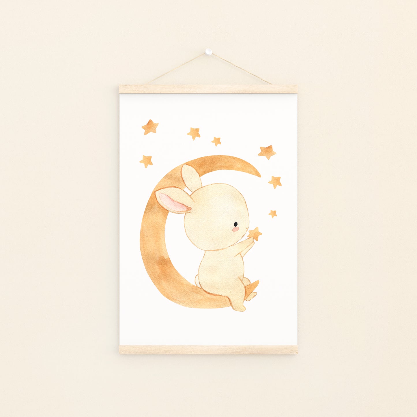 Poster Hase auf dem Mond in zwei Größen (A4 und A3), gedruckt auf hochwertigem, mattem 300g Naturpapier, ideal für Kinderzimmerdekoration.