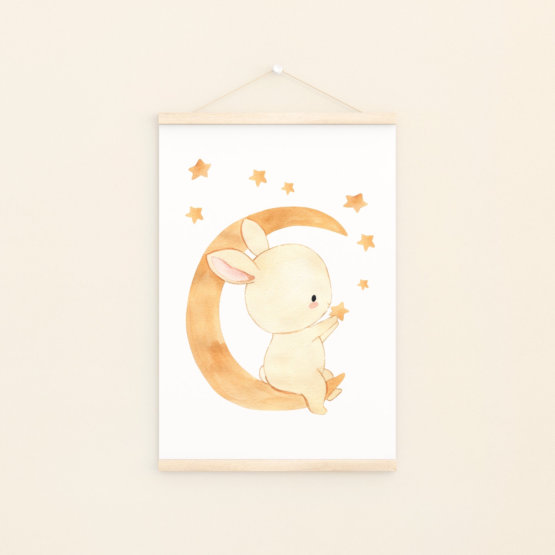 Poster Hase auf dem Mond in zwei Größen (A4 und A3), gedruckt auf hochwertigem, mattem 300g Naturpapier, ideal für Kinderzimmerdekoration.