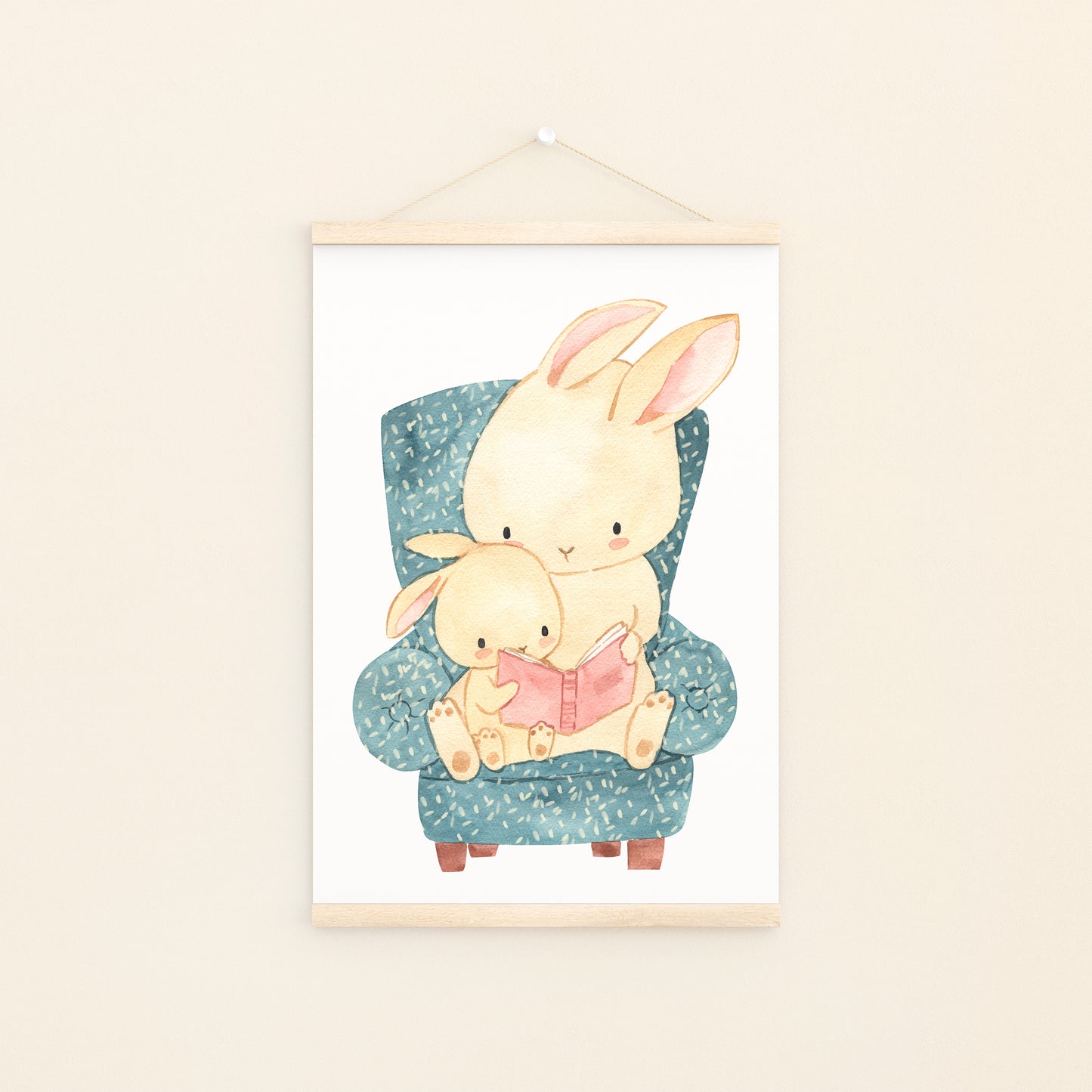 Poster Hase liest vor A4 & A3 zeigt niedliche Hasen im Lesesessel, gedruckt auf mattem 300g Naturpapier, ideal als Kinderzimmerdeko oder Geschenk.