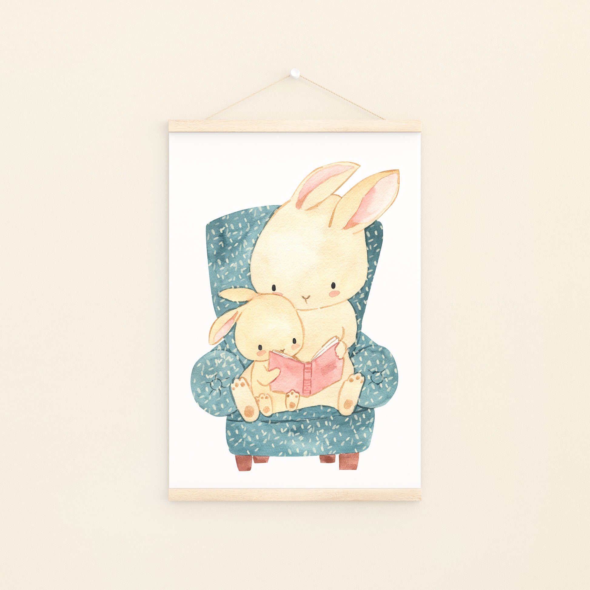 Poster Hase liest vor A4 & A3 zeigt niedliche Hasen im Lesesessel, gedruckt auf mattem 300g Naturpapier, ideal als Kinderzimmerdeko oder Geschenk.