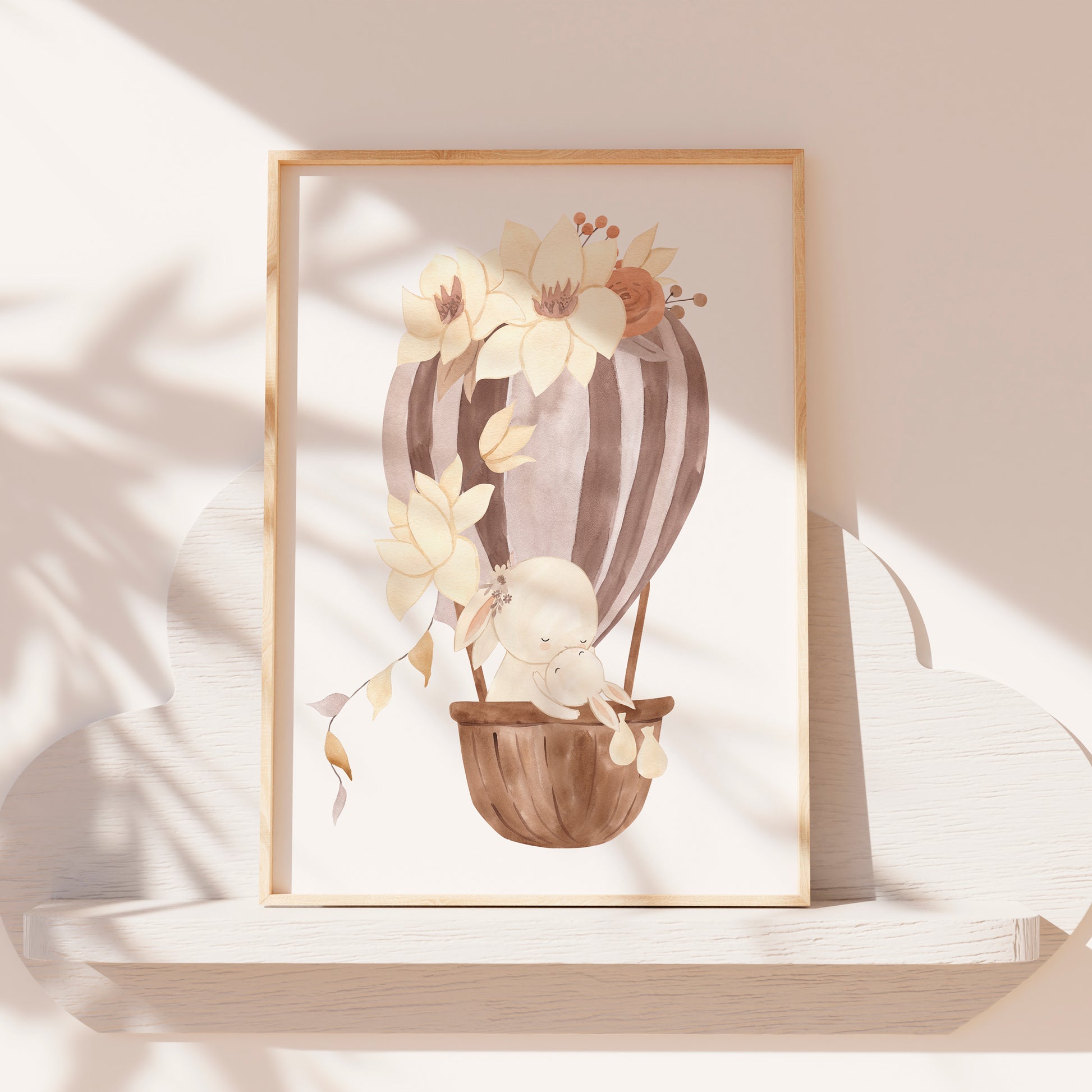 Poster Heißluftballon Mama und Baby Hase A4 & A3: Aquarellbild von Mama Hase und Baby in blumenverziertem Heißluftballon, ideal als Kinderzimmerdeko auf hochwertigem Naturpapier. Auf Regal