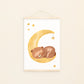 Poster Bär auf dem Mond A4 & A3, zeigt einen Bären auf einem Mond, ideal als Kinderzimmerdeko. Gedruckt auf 300g Naturpapier, erhältlich in A4 und A3.