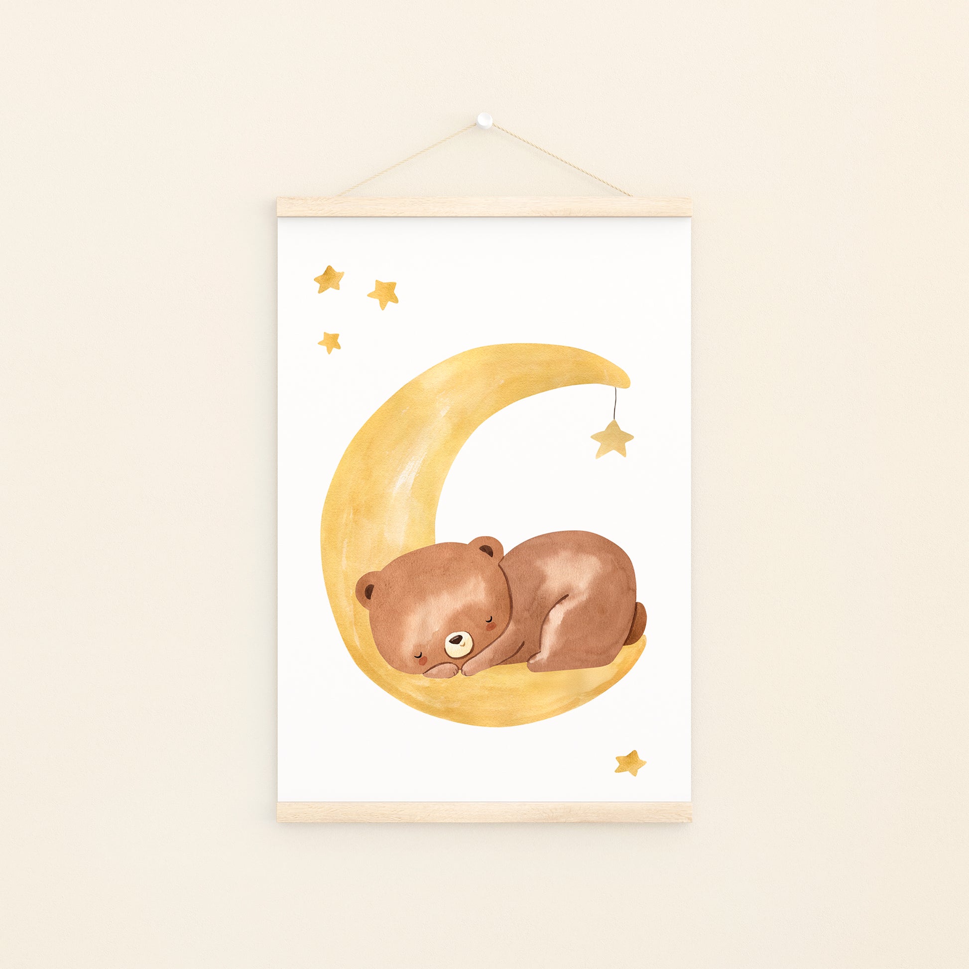 Poster Bär auf dem Mond A4 & A3, zeigt einen Bären auf einem Mond, ideal als Kinderzimmerdeko. Gedruckt auf 300g Naturpapier, erhältlich in A4 und A3.