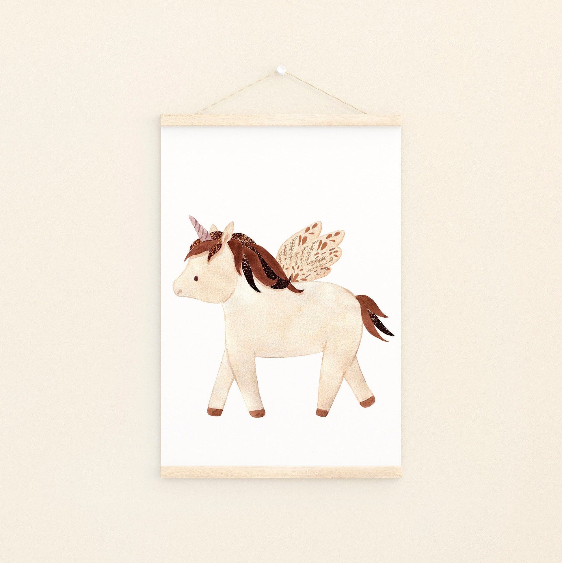 Poster Einhorn mit Flügeln A4 & A3: Detaillierte Illustration.  Geflügeltes Einhorn auf hochwertigem 300g Naturpapier, ideal für die Kinderzimmerdekoration.