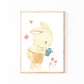 Poster Hase im Garten A4 & A3: Aquarell Hase gießt Blumen. Perfekt als fröhliche Kinderzimmerdeko oder Geschenk, auf hochwertigem Naturpapier gedruckt.