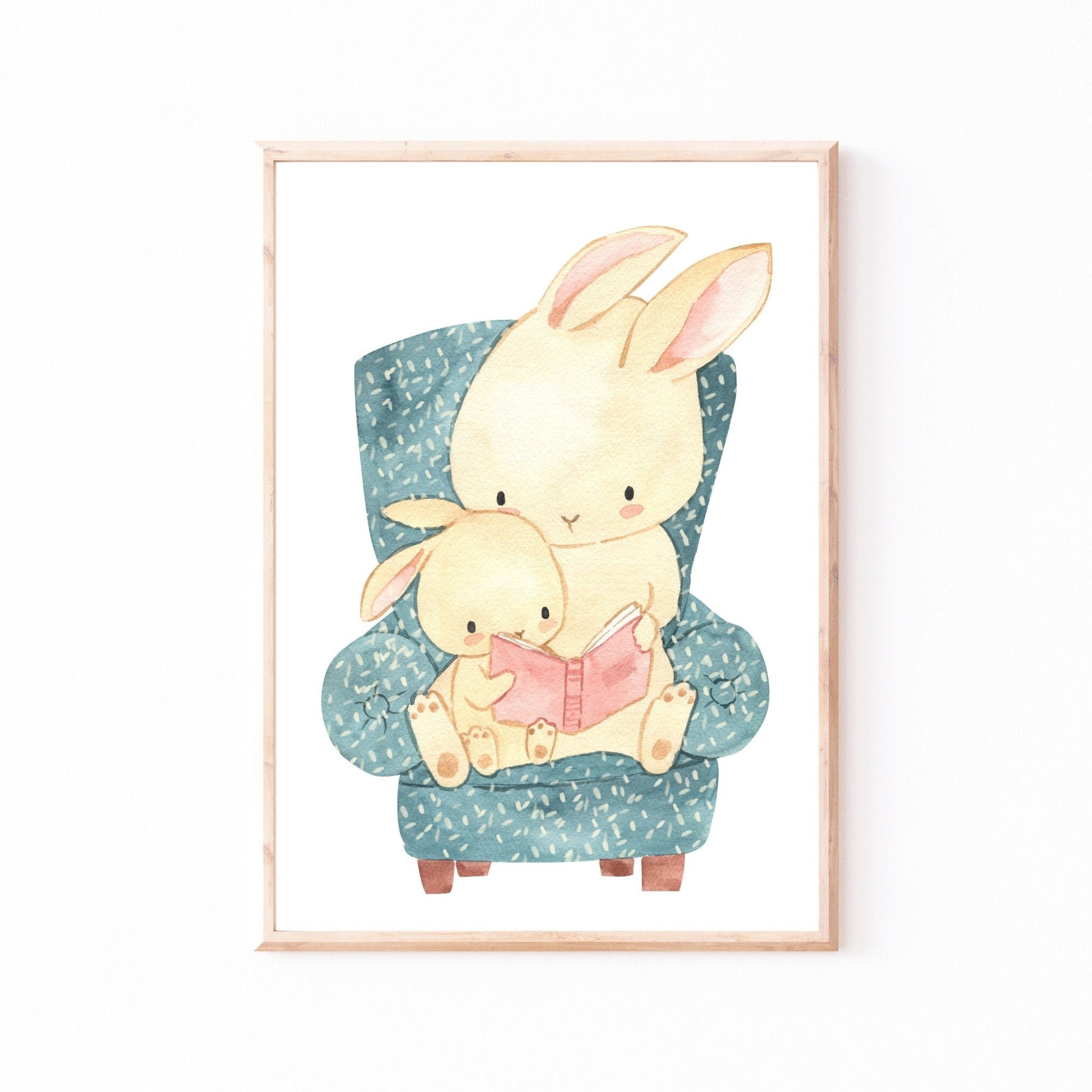 Poster Hase liest vor A4 & A3: Mama Hase sitzt mit Kind sitzen auf einem Sessel und liest ein Buch. Ideal als Kinderzimmerdekoration oder als Geschenk.