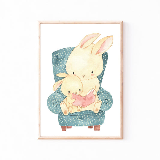 Poster Hase liest vor A4 & A3: Mama Hase sitzt mit Kind sitzen auf einem Sessel und liest ein Buch. Ideal als Kinderzimmerdekoration oder als Geschenk.