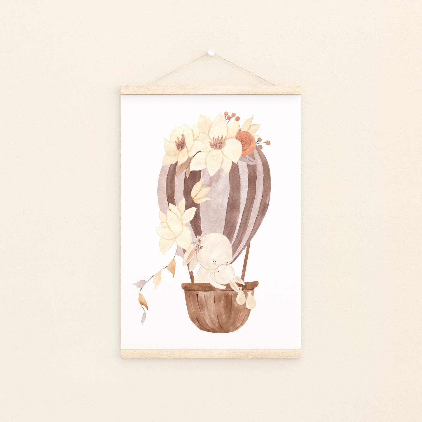 Poster Heißluftballon Mama und Baby Hase A4 & A3: Aquarellbild von Mama Hase und Baby in blumenverziertem Heißluftballon, ideal als Kinderzimmerdeko auf hochwertigem Naturpapier. An Bildleiste