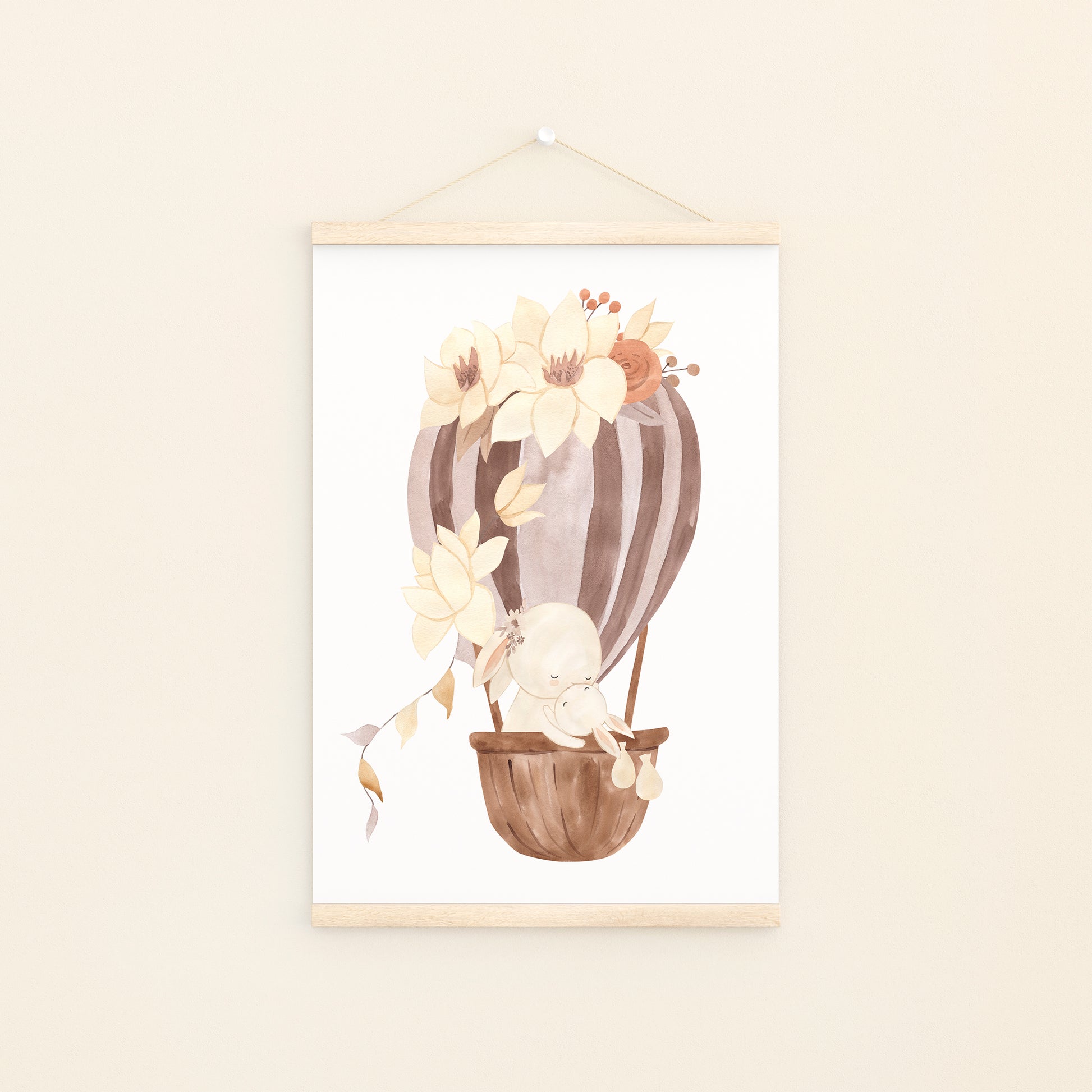 Poster Heißluftballon Mama und Baby Hase A4 & A3: Aquarellbild von Mama Hase und Baby in blumenverziertem Heißluftballon, ideal als Kinderzimmerdeko auf hochwertigem Naturpapier. An Bildleiste