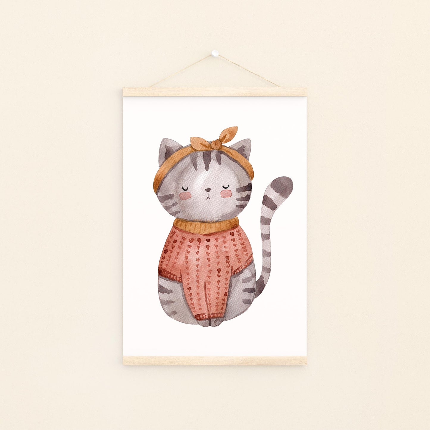 Poster Katze Vintage A4 & A3: Aquarell einer Katze im Pullover und Schleife, ideal als Kinderzimmerdeko oder Geschenk. Gedruckt auf hochwertigem, mattem Naturpapier. An Bildleiste