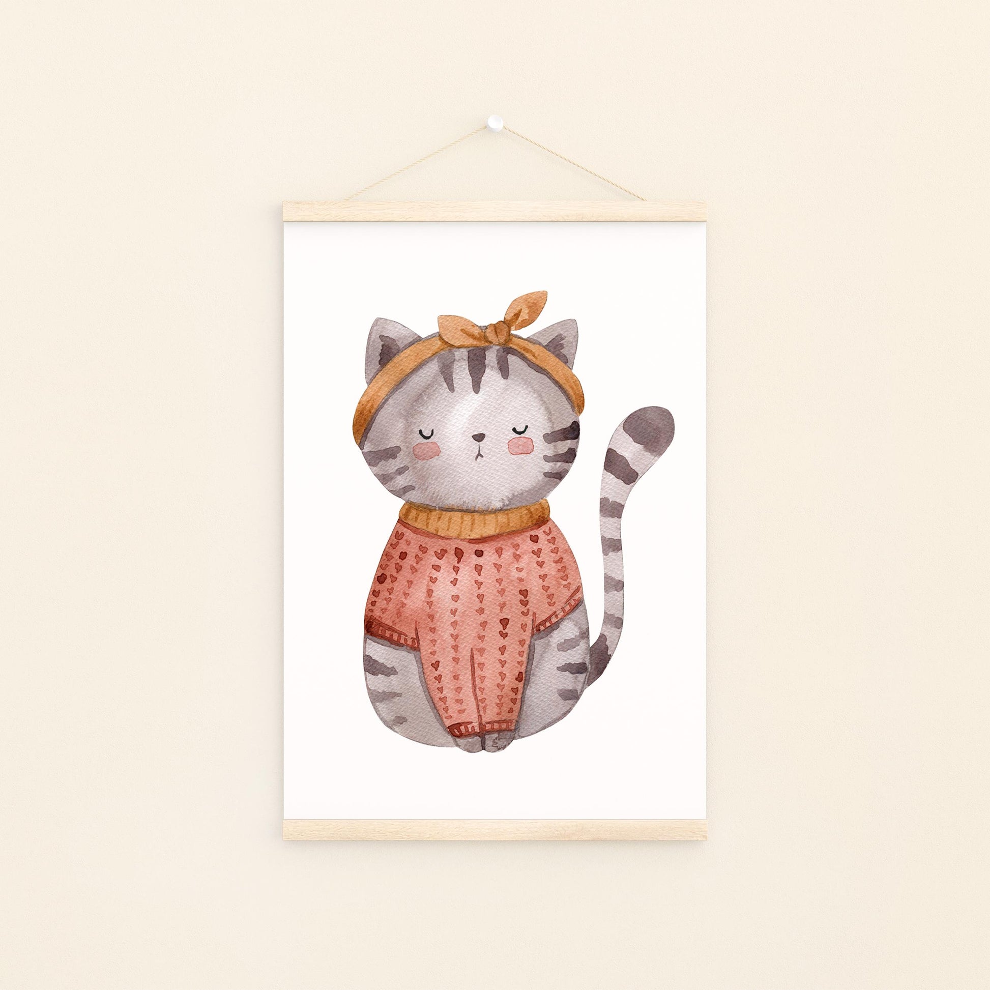 Poster Katze Vintage A4 & A3: Aquarell einer Katze im Pullover und Schleife, ideal als Kinderzimmerdeko oder Geschenk. Gedruckt auf hochwertigem, mattem Naturpapier. An Bildleiste