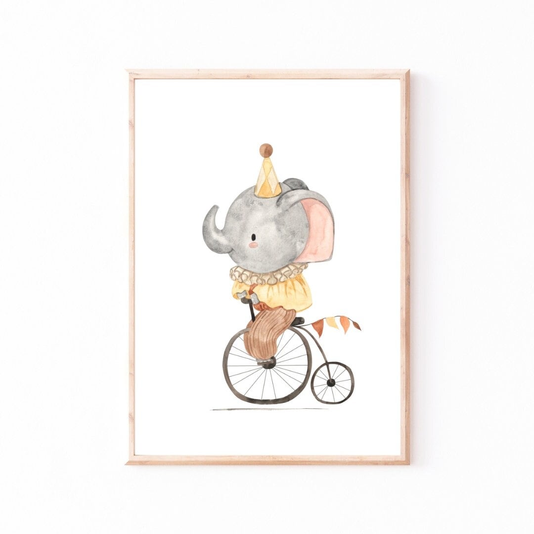 Poster Elefant auf Fahrrad A4 & A3: Handgemaltes Aquarell, Vintage Zirkus Elefant auf einem Fahrrad. Auf hochwertigem, mattem 300g Naturpapier gedruckt. Perfekt für Kinderzimmer. 