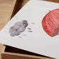 Poster Elefant mit Regenschirm A4 & A3: Illustration eines Elefanten mit Entchen im Regen, ideal für Kinderzimmer. Gedruckt auf hochwertigem 300g Naturpapier.