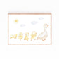 Poster Entenparade A4 & A3: Illustration einer Entenfamilie mit detaillierten Zeichnungen von Enten und Entenküken, perfekt als Kinderzimmerdekoration. Gedruckt auf hochwertigem, mattem Naturpapier.