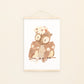 Poster Mama Eule A4 & A3: Handgezeichnetes Poster mit einer Eulenmutter und ihren Babys auf einem Ast, mit Blumenkranz. Ideal für das Kinderzimmer.