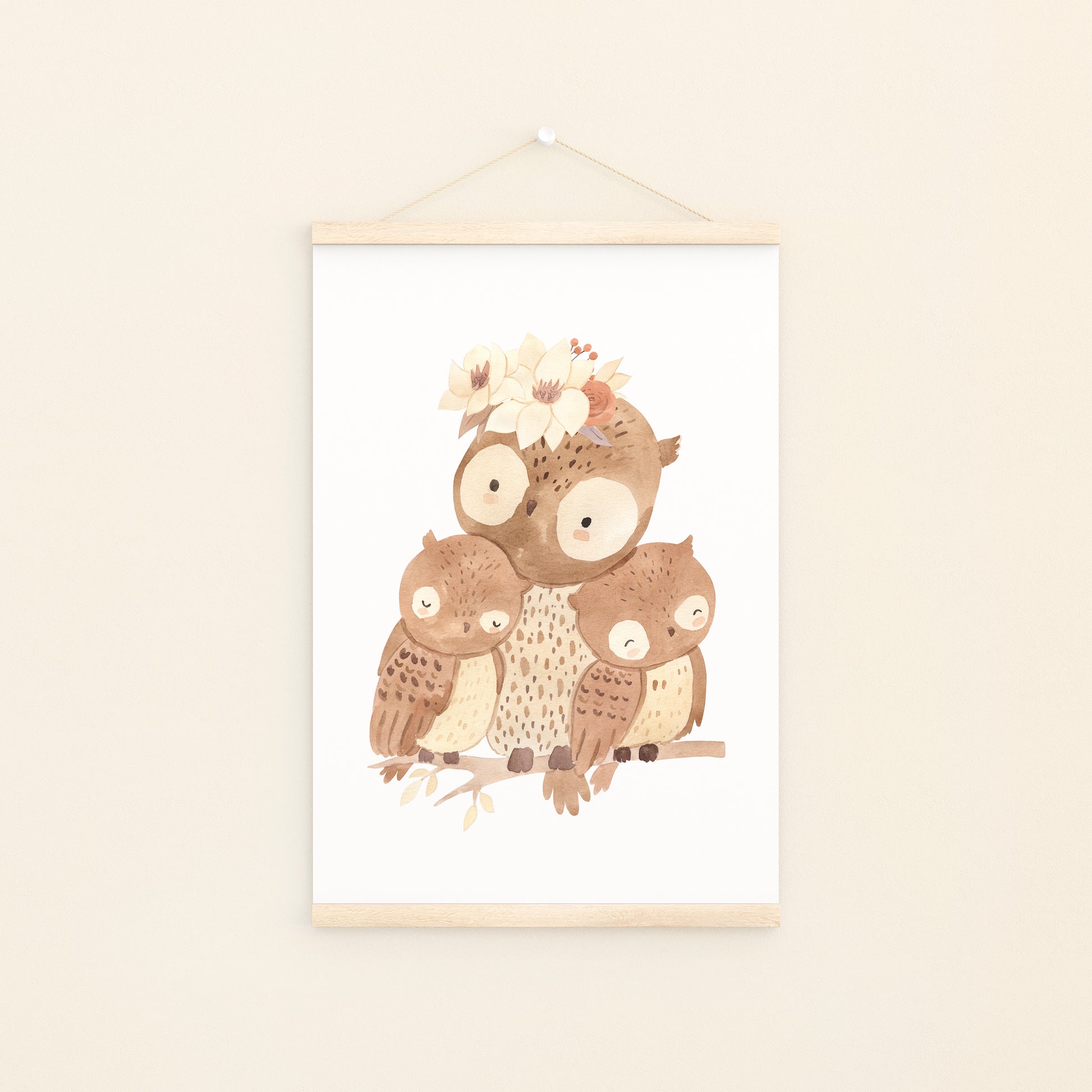 Poster Mama Eule A4 & A3: Handgezeichnetes Poster mit einer Eulenmutter und ihren Babys auf einem Ast, mit Blumenkranz. Ideal für das Kinderzimmer.
