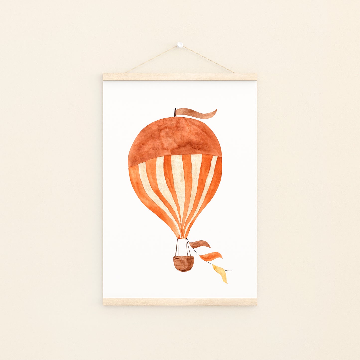 Poster Heißluftballon Retro A4 & A3: Heißluftballon mit weißem Streifen und Fahne, auf hochwertigem, mattem Naturpapier gedruckt, ideal für Kinderzimmerdeko. An Bildleiste