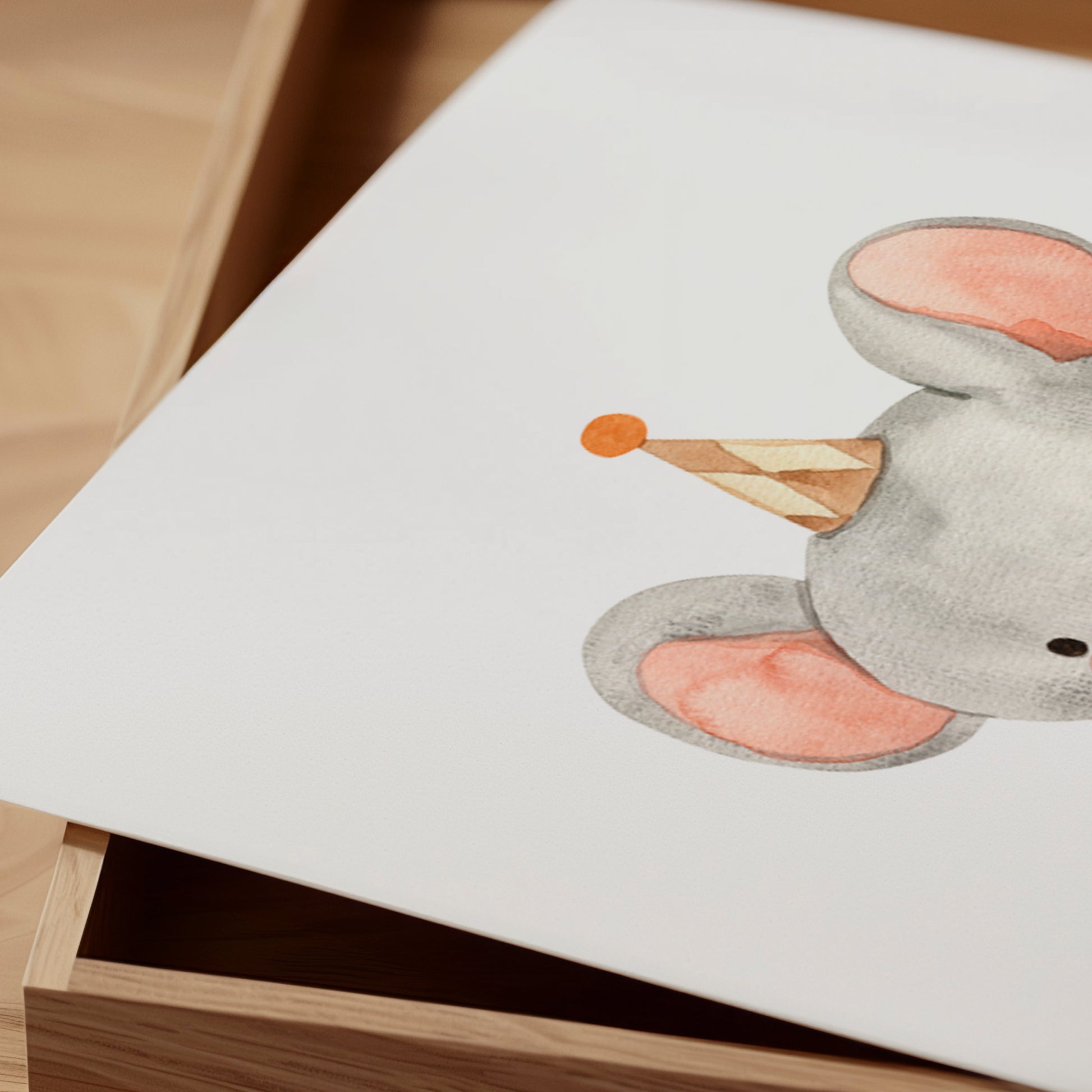 Poster Maus mit Ball A4 & A3, handgemalt, illustriert: Eine niedliche Vintage Zirkus Maus mit Partyhut, Kragen und einem Ball, ideal für Kinderzimmer. Nahaufnahme