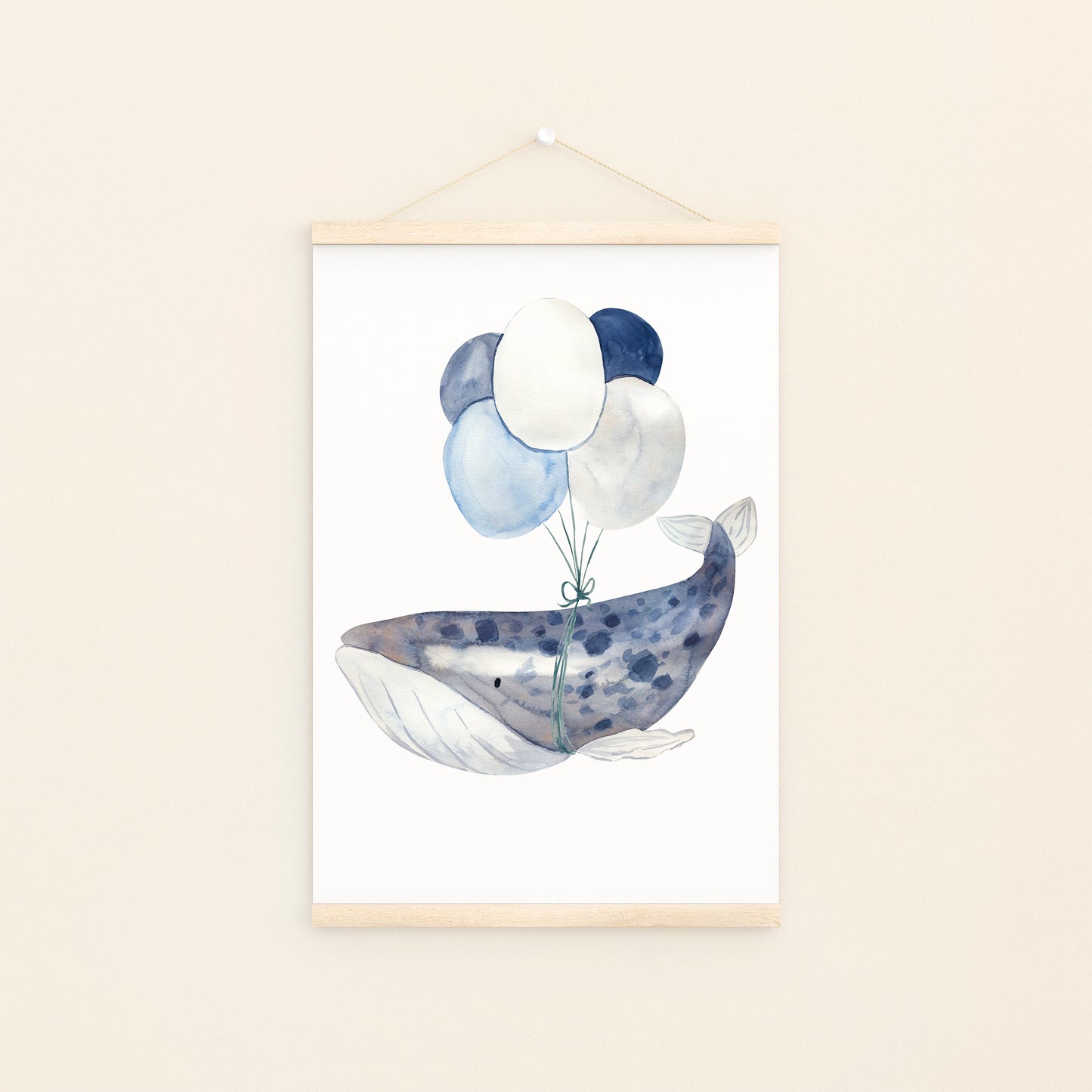 Poster Wal mit Ballons A4 & A3: Ein handgemaltes Poster, Wal, der mit blauen Ballons schwebt, ideal für Kinderzimmerdekoration und Gästebild für die Babyparty.