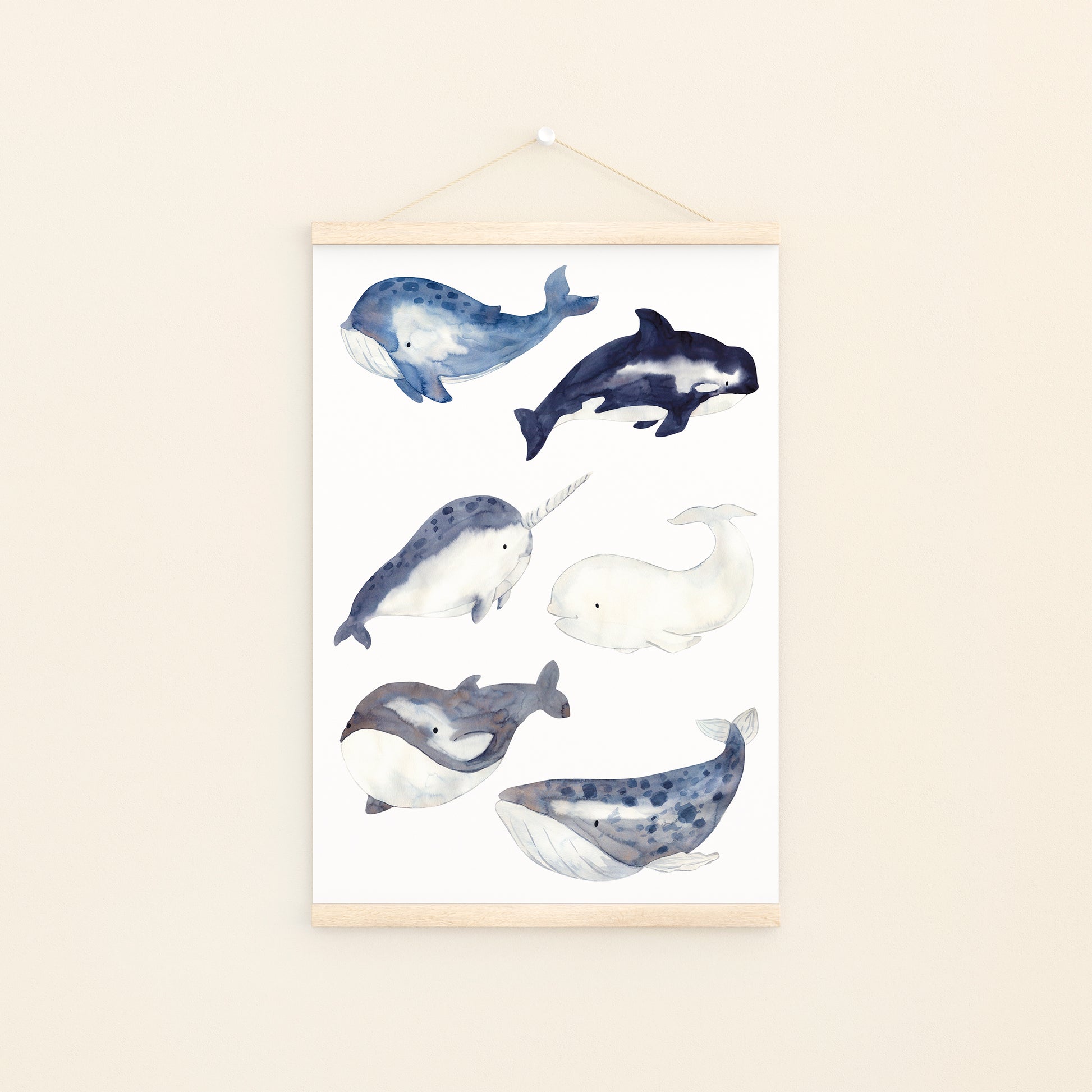 Poster Wale A4 & A3, ideal für Kinderzimmerdeko. Hochwertiger Druck auf stabilem 300g Naturpapier, beruhigende Ozeanszene. Bilderrahmen und Dekoration nicht enthalten.