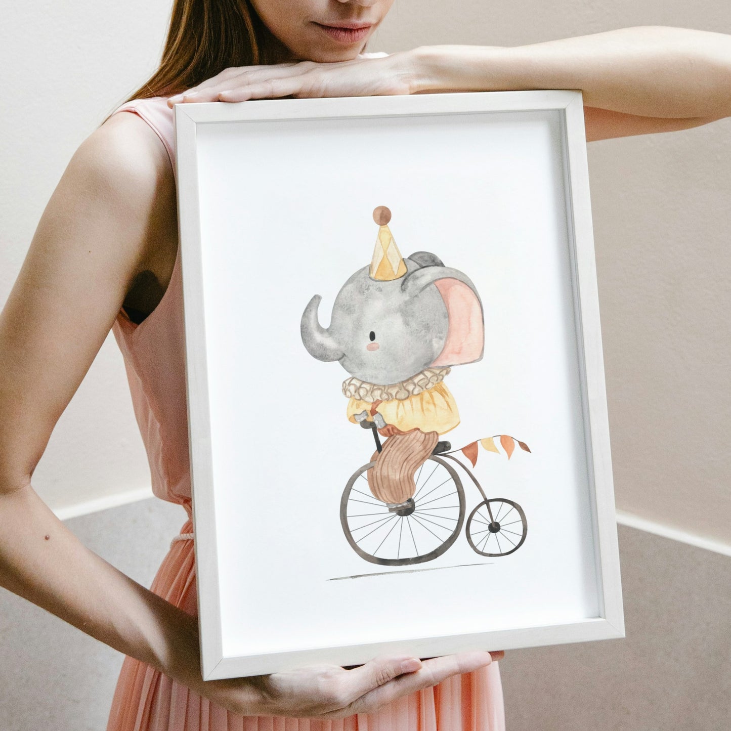 Person hält Poster Elefant auf Fahrrad A4 & A3: Handgemaltes Aquarell, Vintage Zirkus Elefant auf einem Fahrrad. Auf hochwertigem, mattem 300g Naturpapier gedruckt. Perfekt für Kinderzimmer. 