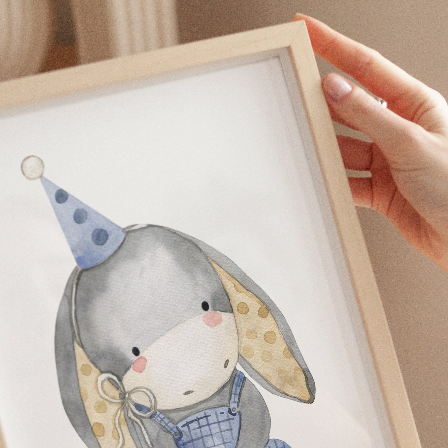 Person hält Poster Eselchen A4 & A3: Liebevoll gestaltetes Kinderzimmer-Poster mit detaillierter Esel-Illustration, gedruckt auf hochwertigem, mattem 300g Naturpapier.