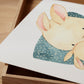 Poster Hase liest vor A4 & A3 zeigt Hasen-Eltern im Lesesessel mit Baby, ideal als Kinderzimmerdeko. Gedruckt auf hochwertigem, mattem Naturpapier.
