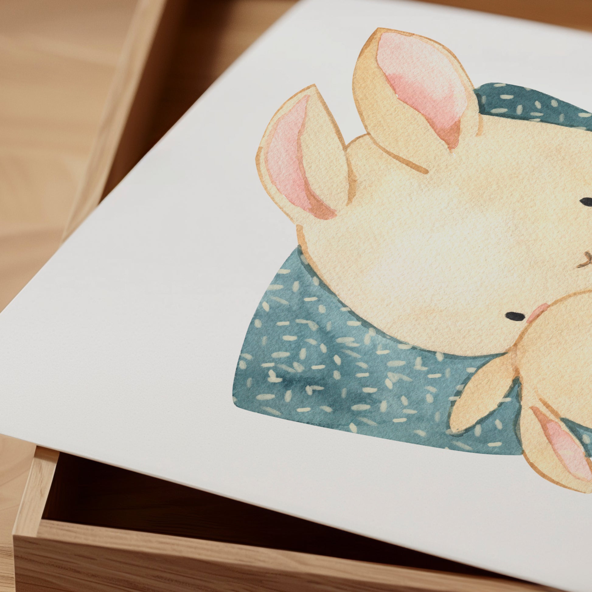 Poster Hase liest vor A4 & A3 zeigt Hasen-Eltern im Lesesessel mit Baby, ideal als Kinderzimmerdeko. Gedruckt auf hochwertigem, mattem Naturpapier.