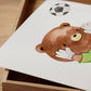 Poster Fußball Bär A4 & A3: Aquarellillustration eines Bären in Fußballkleidung, der einen Fußball kickt. Perfekt für Kinderzimmer, gedruckt auf hochwertigem, mattem Naturpapier.
