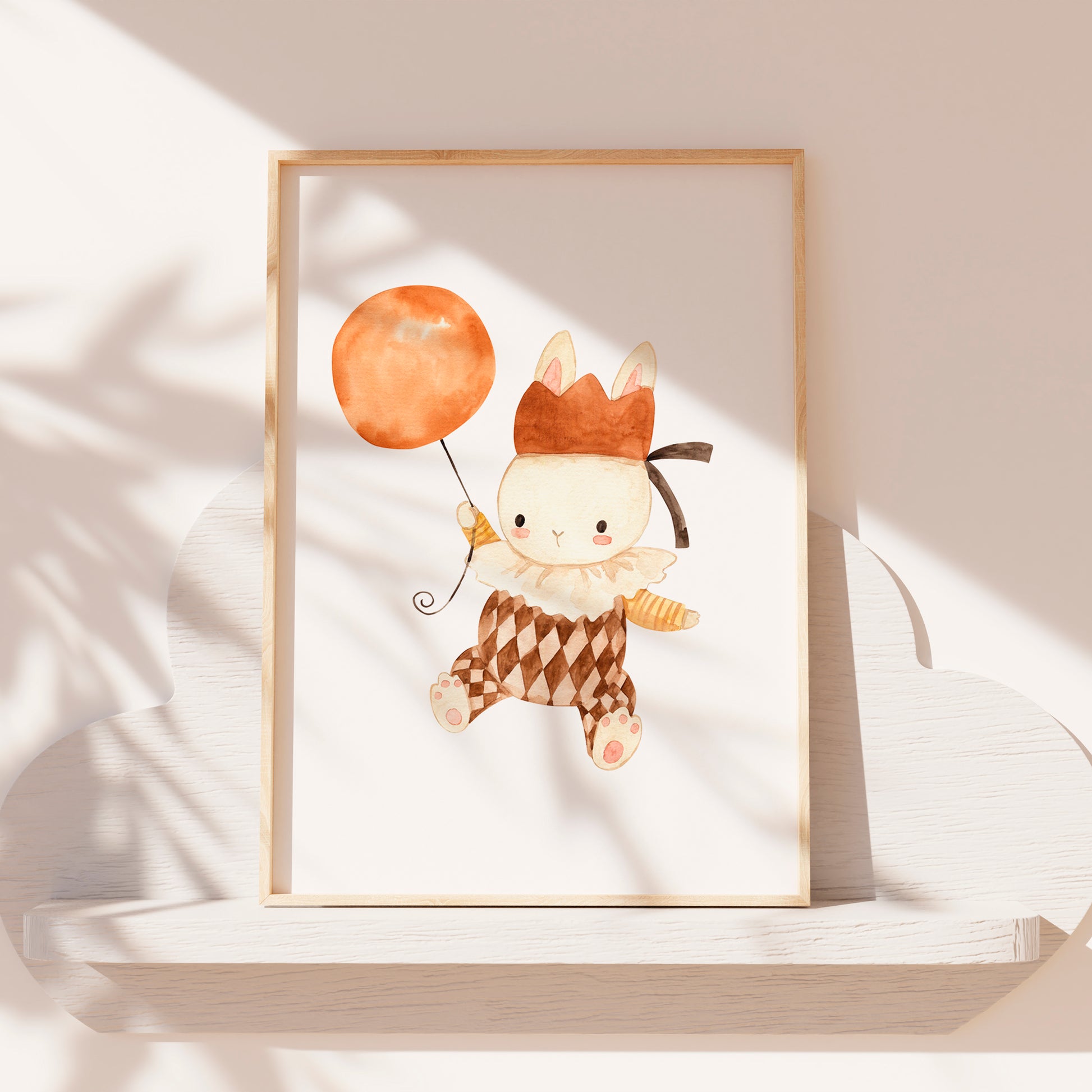 Poster Hase mit Ballon A4 & A3: Hase, der einen Ballon hält, gedruckt auf hochwertigem, mattem 300g Naturpapier. Perfekt für Kinderzimmerdeko. Auf Regal