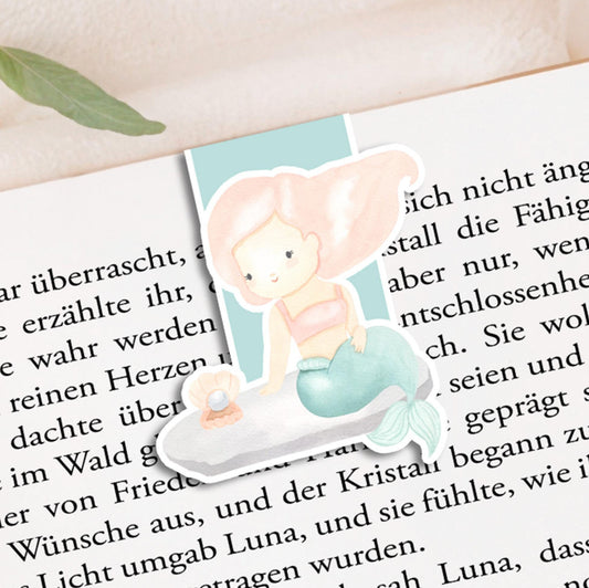 Magnetisches Lesezeichen Meerjungfrau mit handgemaltem Cartoon-Motiv einer Meerjungfrau, ideal zum sicheren Markieren von Buchseiten. Perfekt für Bücherliebhaberinnen.