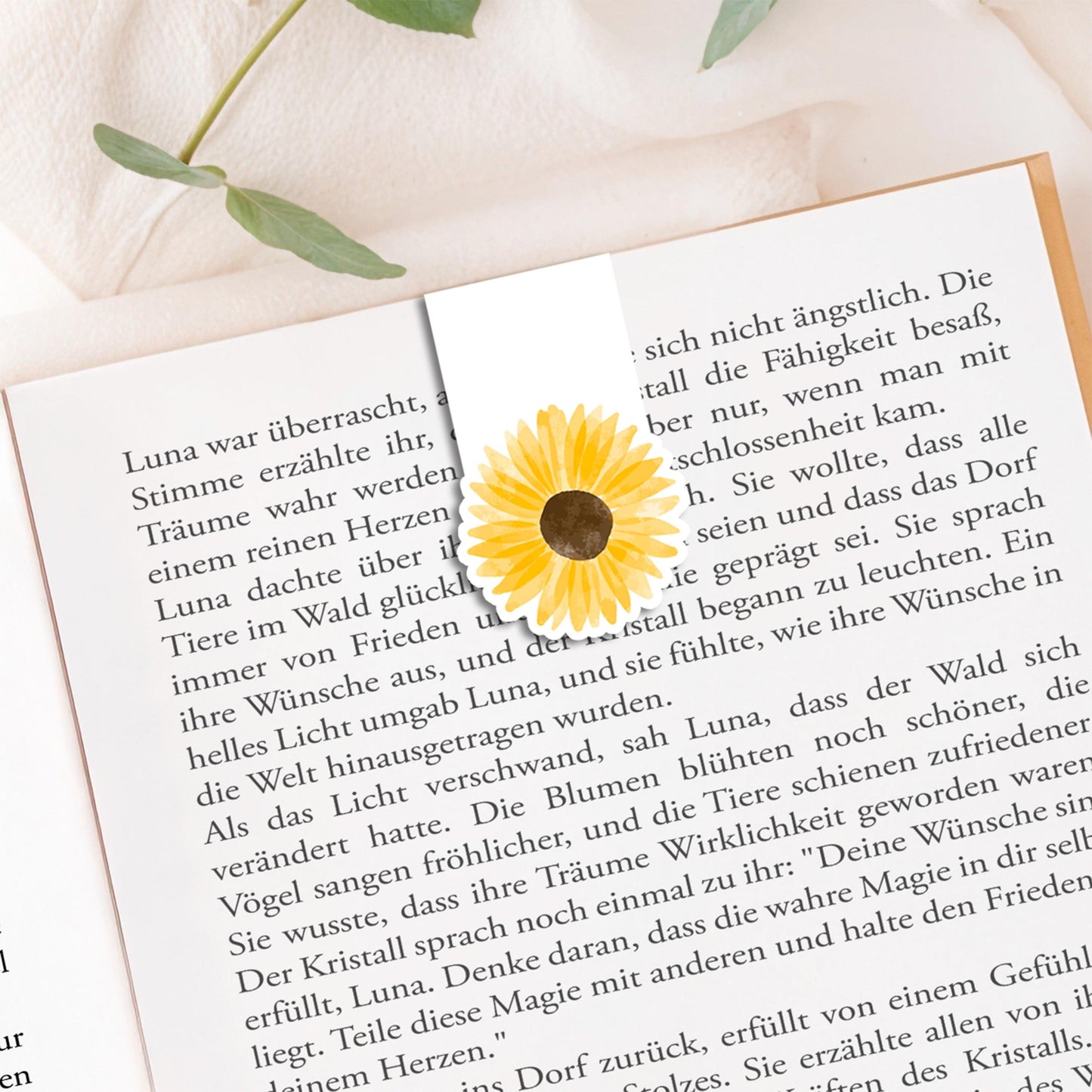 Magnetisches Lesezeichen Sonnenblume, handgemalt, aus hochwertigem Papier mit Vinylschutz, 6 x 3,5 cm, mit Magneten innen für sicheres Halten an Buchseiten.