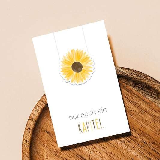 Magnetisches Lesezeichen Sonnenblume, handgemalt, ca. 6 x 3,5 cm. Gedruckt auf 200g Papier, versiegelt, mit Magneten für sicheren Halt an Buchseiten. Auf Holztablett präsentiert.