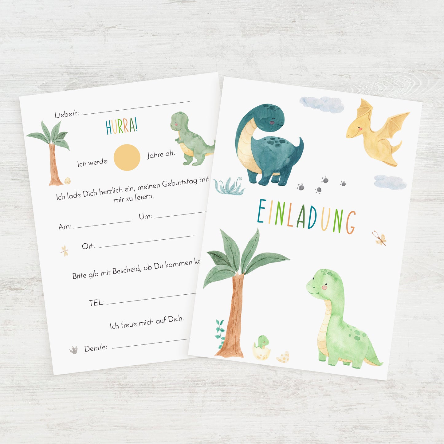 Einladung Kindergeburtstag Dinosaurier A6: Zwei Karten mit kindlichen Dinosaurierzeichnungen auf stabilem Naturpapier, ideal für fröhliche Kindergeburtstagseinladungen.