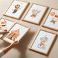 Posterset Zirkus A3 & A4: Sechs Holzrahmen mit Aquarell-Illustrationen von Zirkustieren und Zelt. Hände arrangieren Fuchs- und Zeltbilder. Ideal für Kinderzimmerdekoration.