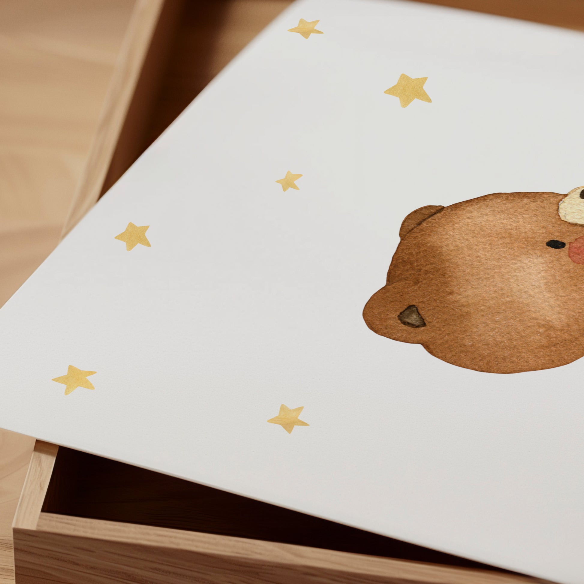 Poster Bär auf Wolke A4 & A3, zeigt einen niedlichen Bären auf hochwertigem Naturpapier, geeignet für Kinderzimmerdekoration. Ideal als Geschenk zur Geburt oder Geburtstag.