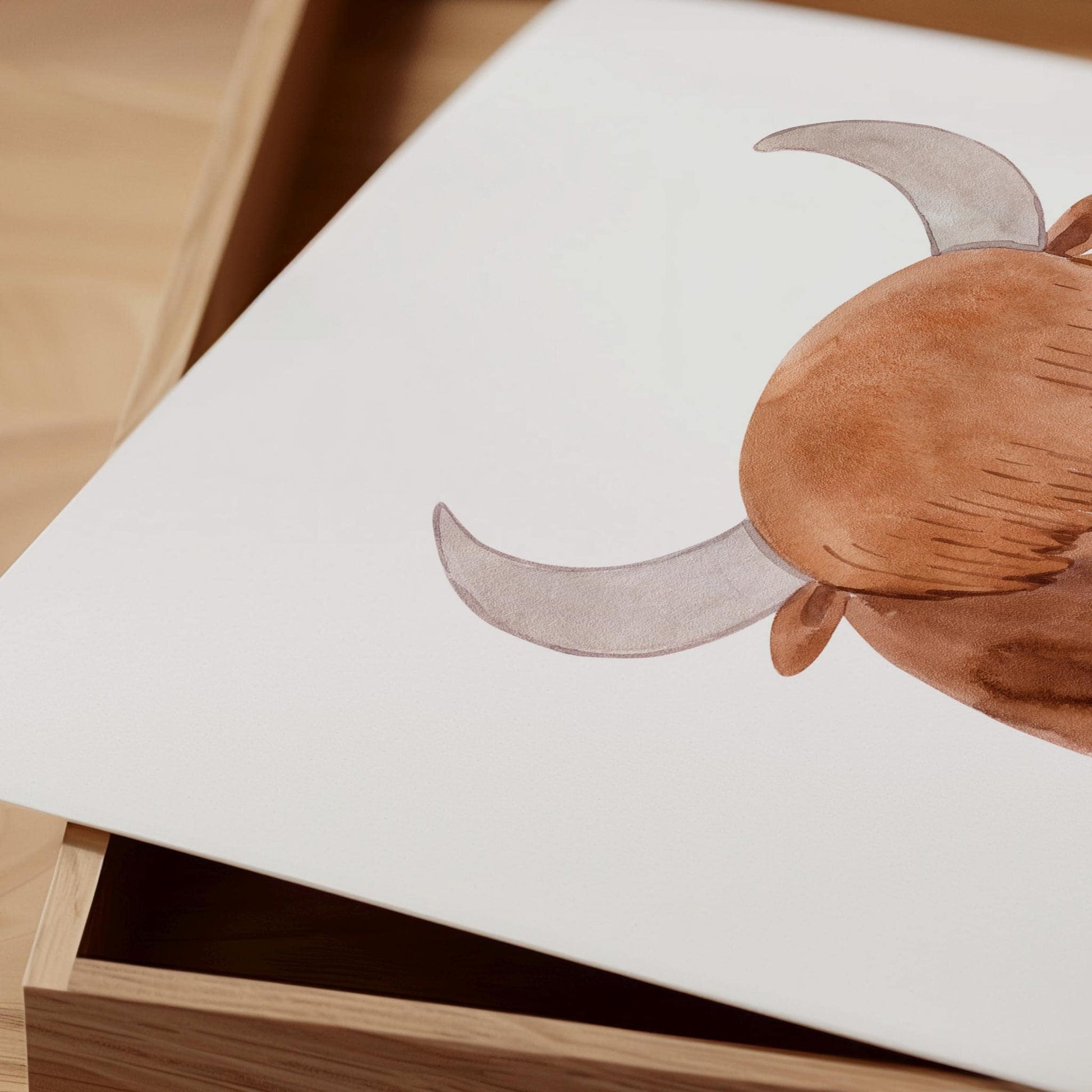 Poster Highland Cow: Highland Cow Poster auf weißem Papier, ideal für Kinderzimmer, gedruckt auf hochwertigem, mattem Naturpapier. Nahaufnahme.