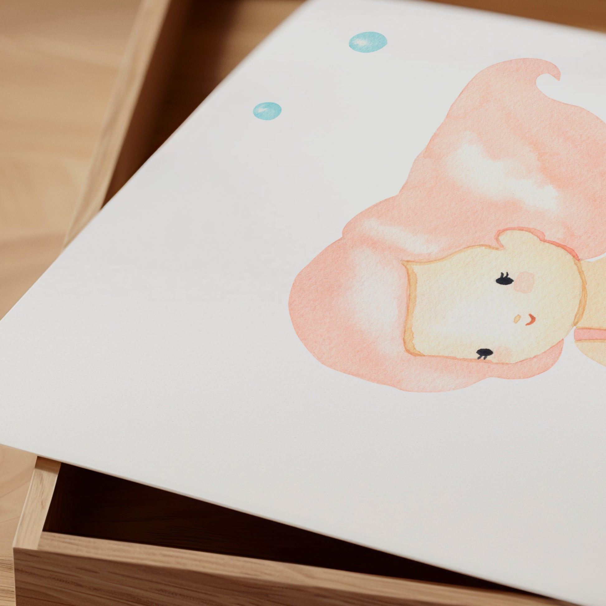 Poster Meerjungfrau & Perle A3 & A4 zeigt eine kindliche Zeichnung einer Meerjungfrau auf hochwertigem Naturpapier, ideal zur Dekoration im Kinderzimmer.