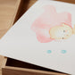 Poster Meerjungfrau rosa A3 & A4 zeigt ein schlafendes Baby auf rosa Hintergrund, gedruckt auf hochwertigem Naturpapier, ideal für Kinderzimmerdeko oder Geschenke.
