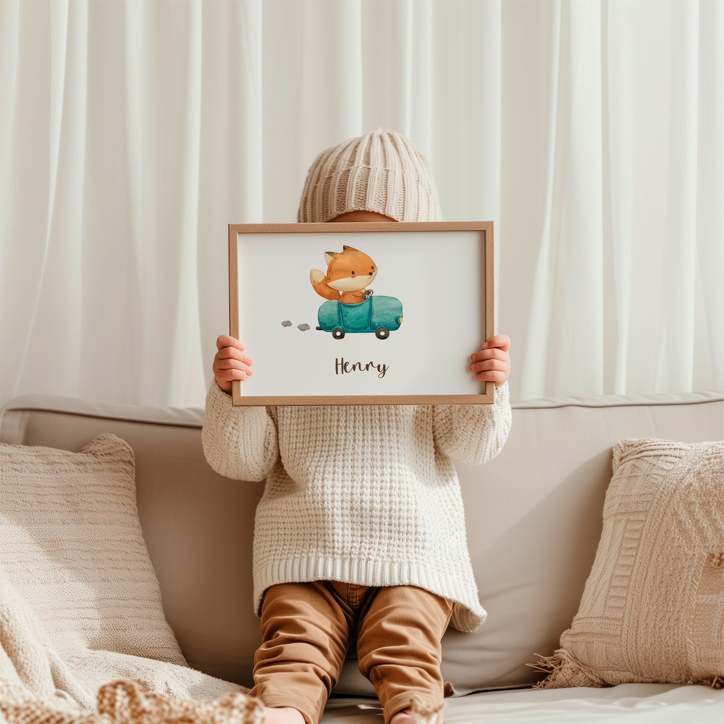 Kind auf Sofa hält Geburtsposter Fuchs & Rennauto personalisiert A3 & A4, zeigt Fuchs im Auto mit Henry darunter. Ideal als Kinderzimmerdeko oder Geschenk.