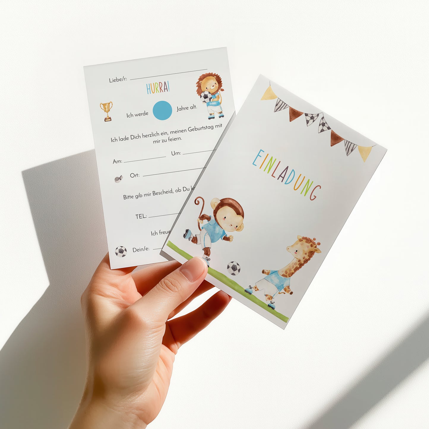 Einladung Kindergeburtstag Fußball A6: Zwei handgehaltene Einladungskarten mit Fußballthemen und Tieren, zum Ausfüllen durch Kinder, auf hochwertigem Naturpapier gedruckt.