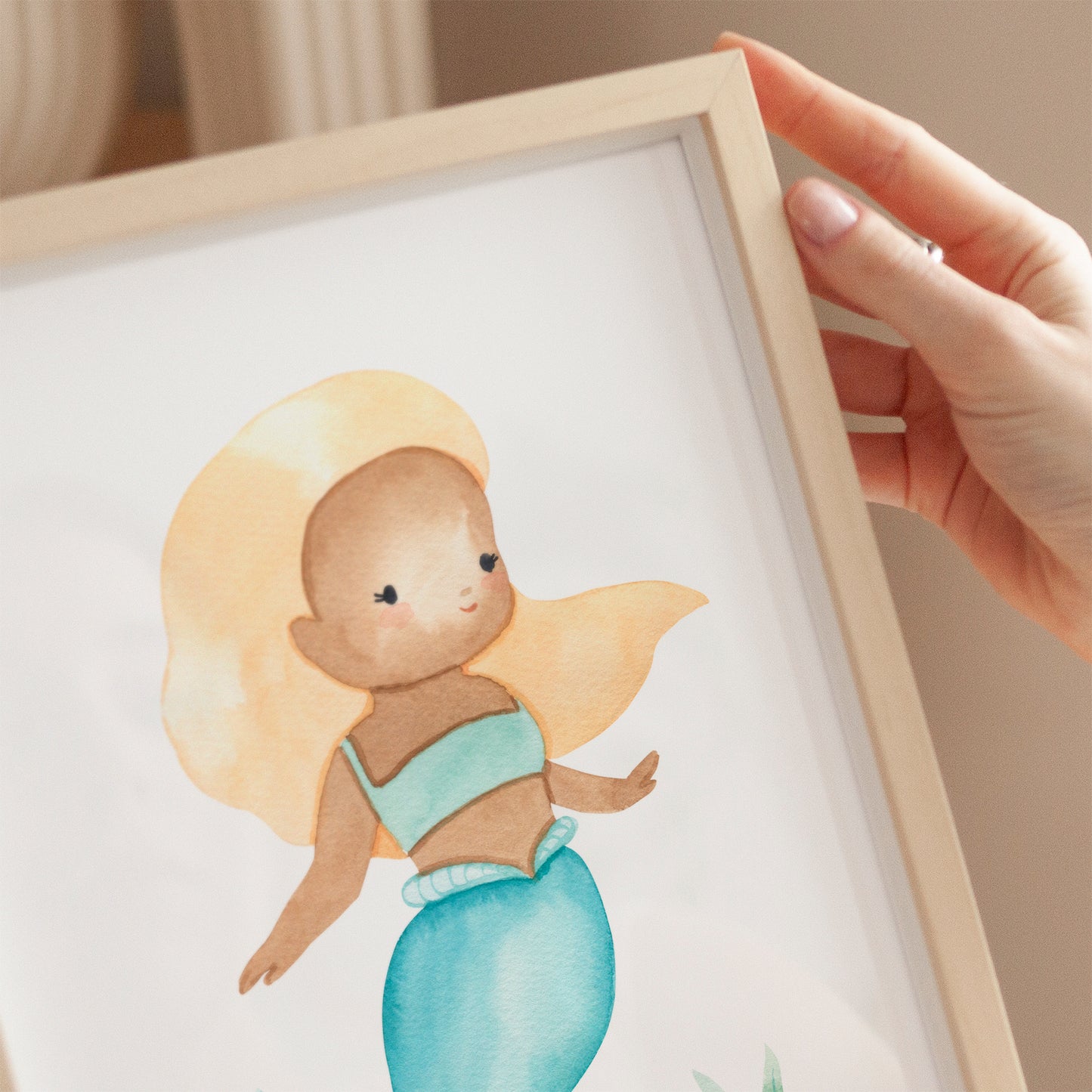 Poster Meerjungfrau blond A3 & A4 zeigt eine handgezeichnete, kindgerechte Meerjungfrau, ideal für Kinderzimmerdeko. Gedruckt auf hochwertigem, mattem Naturpapier.