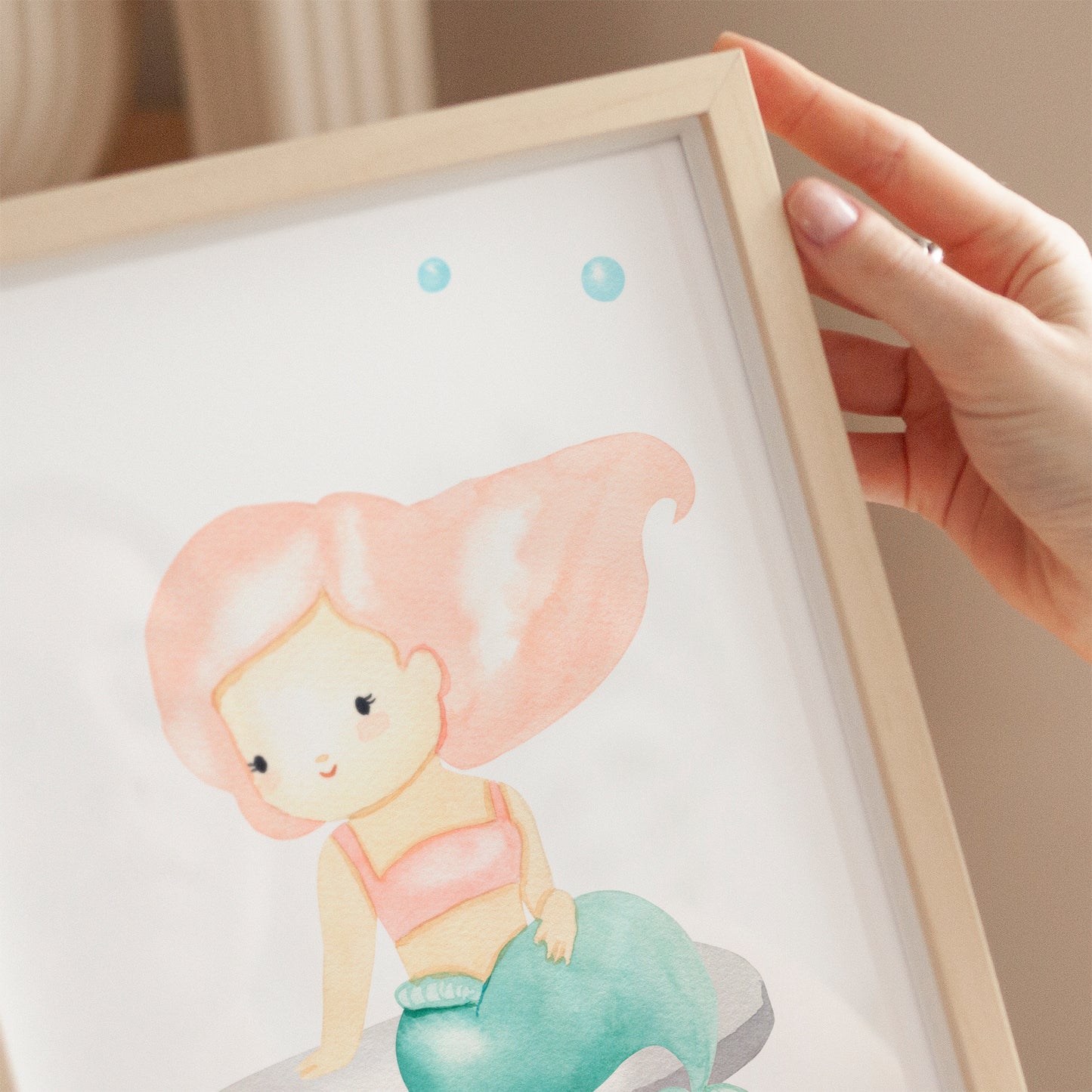 Poster Meerjungfrau & Perle A3 & A4: Ein handgehaltenes Poster mit einer bezaubernden Meerjungfrau-Illustration, ideal als Kinderzimmerdeko oder Geschenk.