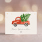 Personalisierte Weihnachtskarte Auto & Baum A6 zeigt einen roten Pickup mit Weihnachtsbaum, umgeben von goldenen Sternen und dem Schriftzug „Frohe Weihnachten“ und „LEO“.