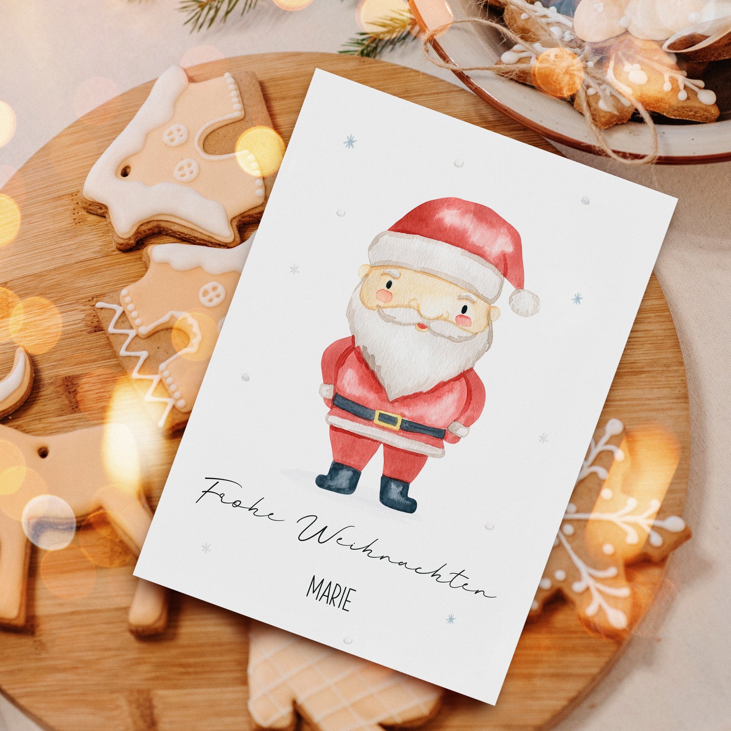 Personalisierte Weihnachtskarte Weihnachtsmann A6 auf Holzbrett mit Lebkuchen-Plätzchen und Karte mit Frohe Weihnachten und Name Marie. Perfekt für festliche Grüße.