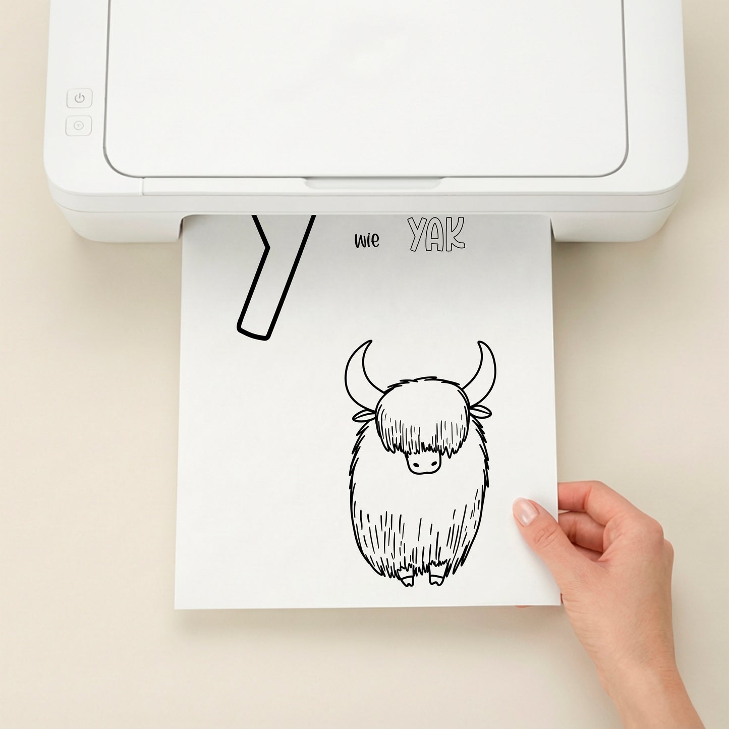 Ein weißer Drucker druckt eine Yak-Zeichnung mit dem Wort YAK. Teil des Tierisches Alphabet – Ausmalbilder zum Ausdrucken für Kinder.