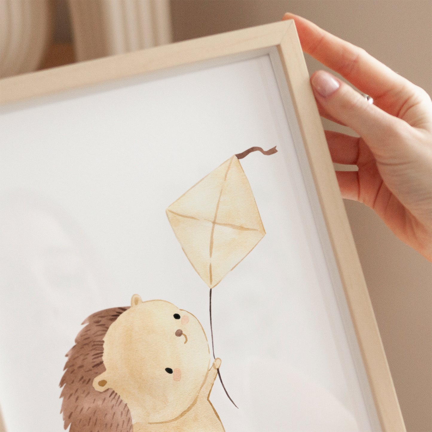 Poster Igel mit Drachen A4 & A3: Hand hält Bild eines gezeichneten Igels, ideal für Kinderzimmerdekoration, auf hochwertigem 300g Naturpapier, ohne Rahmen.