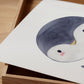 Poster Pinguin A4 & A3 zeigt eine niedliche Zeichnung eines Pinguins im Kinderkunststil, ideal als Kinderzimmerdeko oder Geschenk. Gedruckt auf hochwertigem Naturpapier.