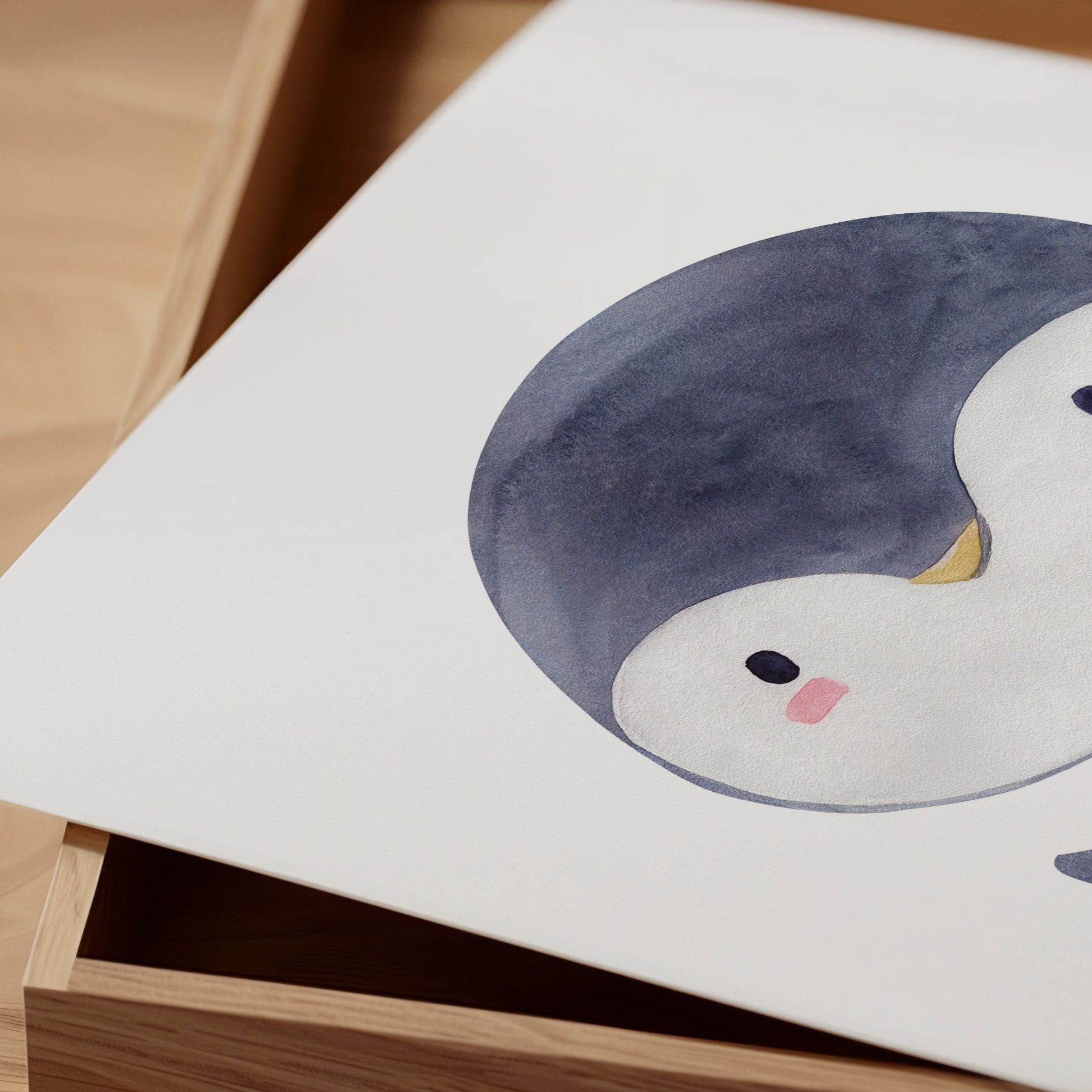 Poster Pinguin A4 & A3 zeigt eine niedliche Zeichnung eines Pinguins im Kinderkunststil, ideal als Kinderzimmerdeko oder Geschenk. Gedruckt auf hochwertigem Naturpapier.