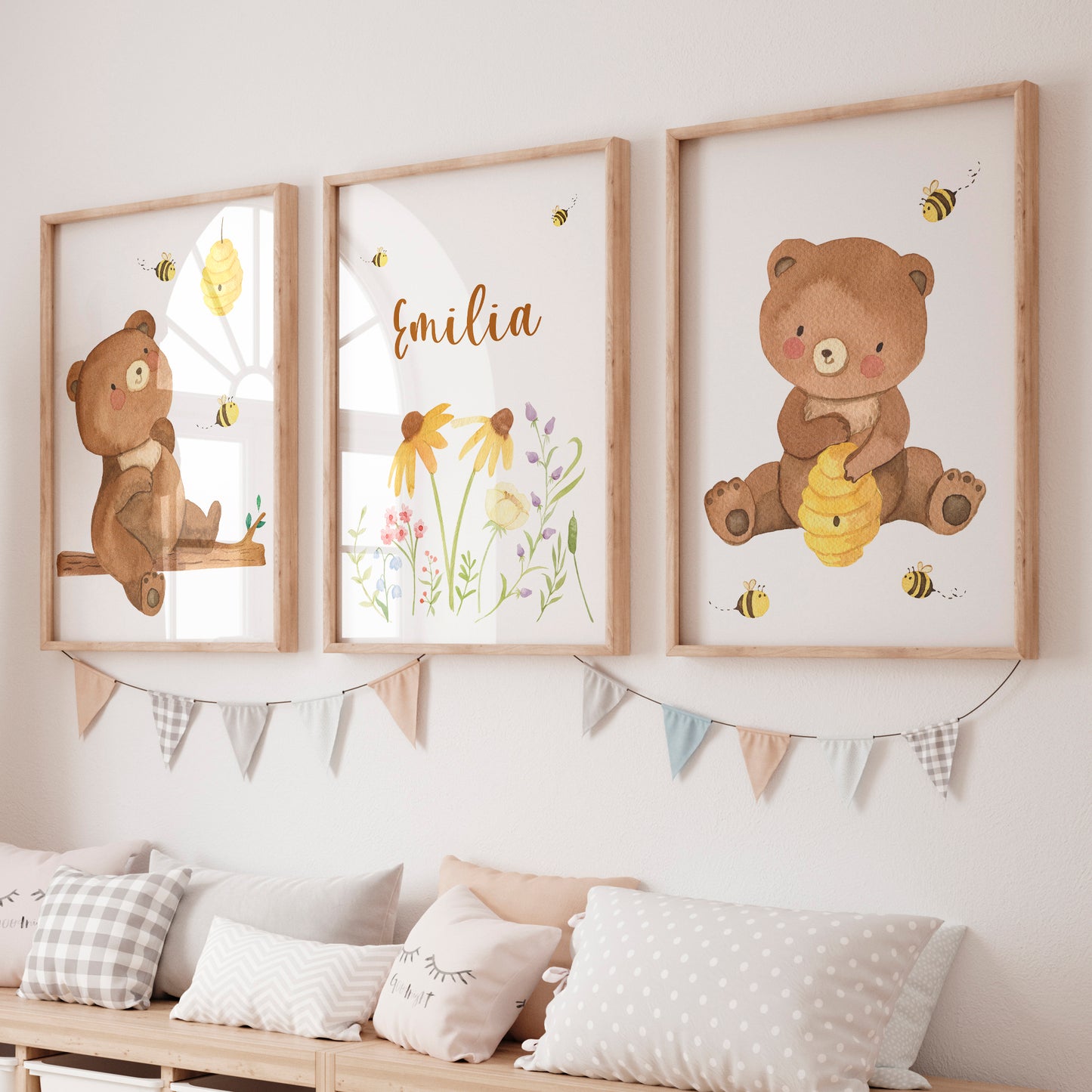 Namensposter personalisiert im 3er Set: Bären und Bienen A3 & A4; drei Bilder mit Bären, Bienen, Blumen; unterlegt mit pastellfarbenen Kissen und Wimpelkette.